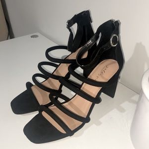 These are women’s black heels.